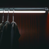  Synergy Elite Wardrobe 24'' Tube Kit with LOOX5 LED2065 Strip Light, 4000K Cool White, Surface Mount, Clear Strip on Top, Tube: Matt Nickel